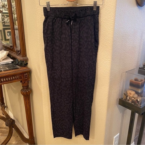 LULULEMON Women Formation Camo On The Fly Pants Size 2 - Picture 1 of 7